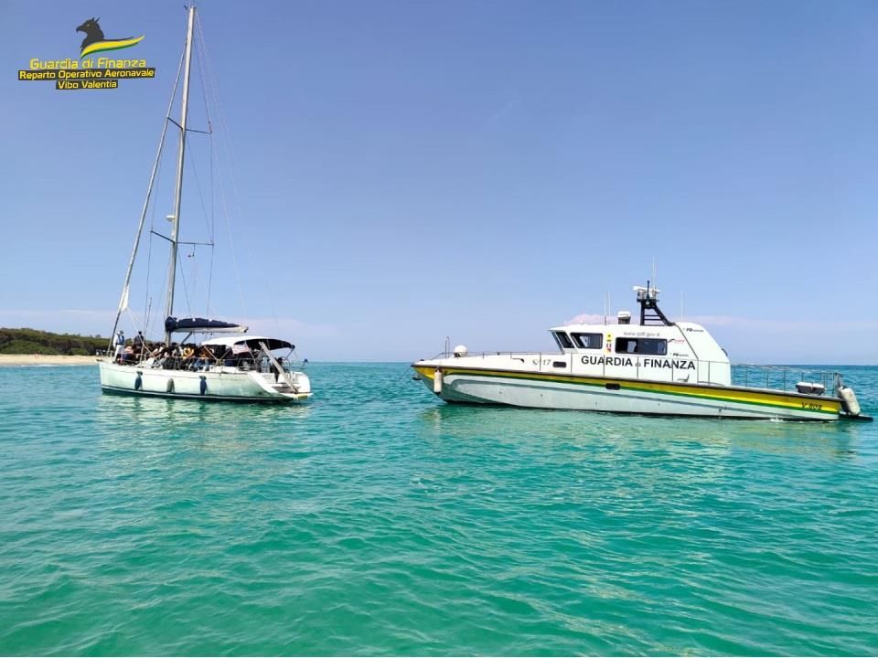 Sbarchi a Reggio e Crotone, identificati due trafficanti di esseri umani