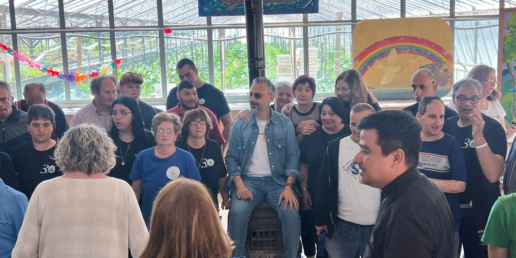 Brunori Sas torna nella cooperativa sociale ArcadiNoè, set del suo videoclip – VIDEO