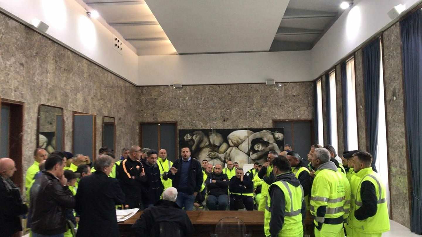 Cosenza, le "tute gialle" occupano il Comune