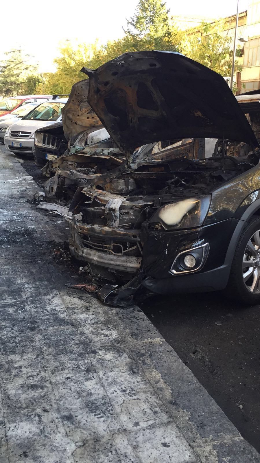 Cosenza, tre auto a fuoco in centro