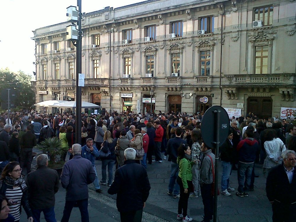 CAOS CATANZARO | In piazza Prefettura c`erano tutti. Tranne D`Attorre