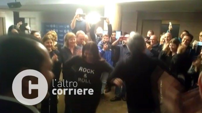 REGIONALI 2020 | Tarantelle, pop e cori da stadio per la festa di Jole – VIDEO