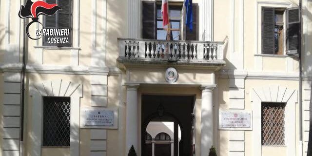 Lancia una molotov contro la caserma dei carabinieri a Cosenza, arrestato