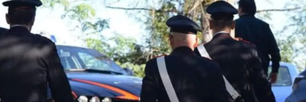 Uccide l’ex moglie e chiede alla figlia di chiamare il 112