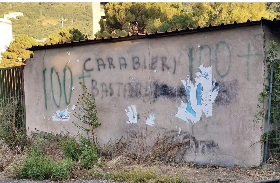 Scritta contro i carabinieri a Vibo Marina, i ragazzi dei campi di Libera si incaricano di cancellarla
