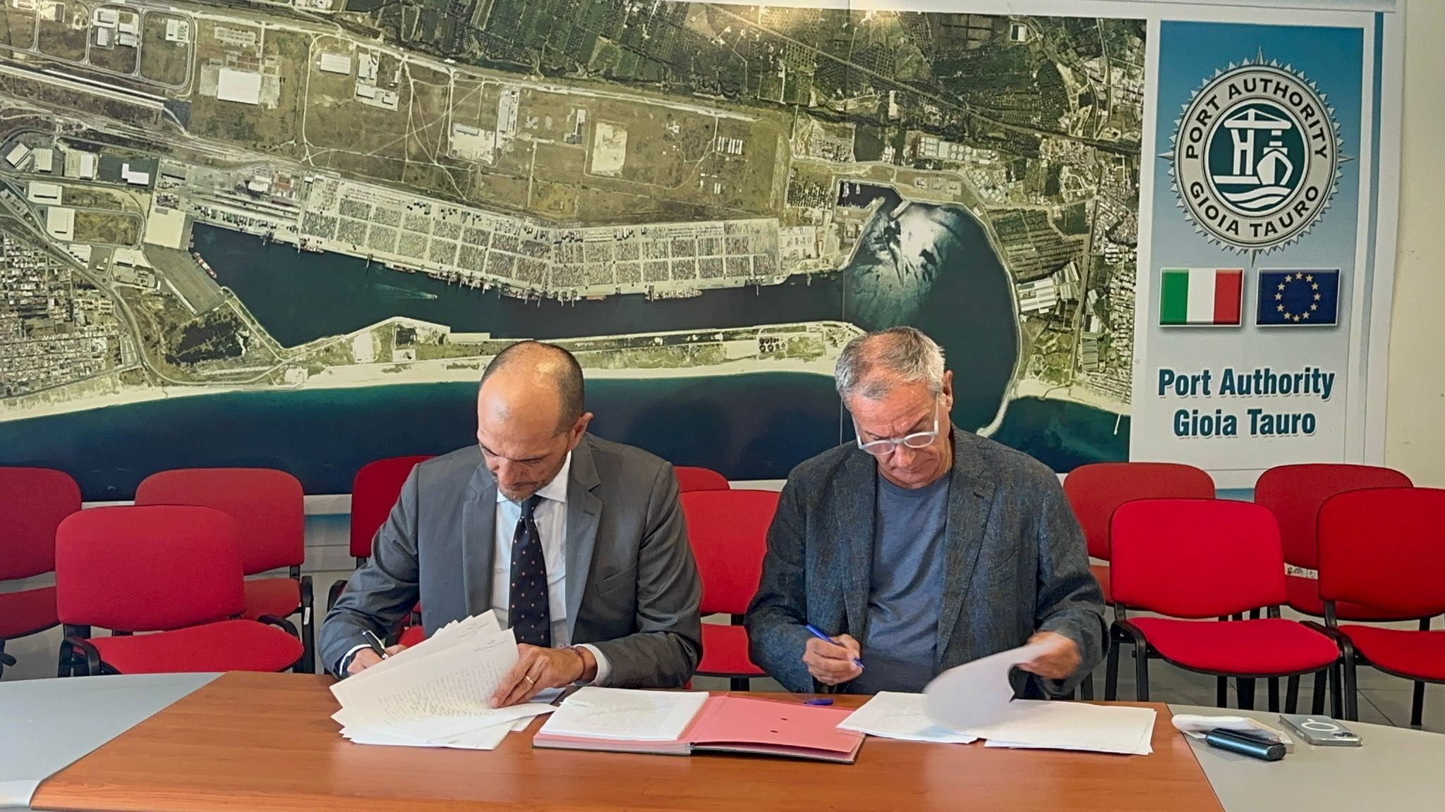 Gioia Tauro, piena operatività ferroviaria del porto: firmata la concessione demaniale