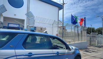 Guidava senza patente e con la droga nascosta tra gli addobbi natalizi, un arresto a Diamante