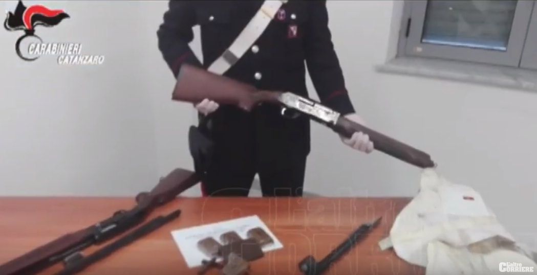 Vede i carabinieri e tenta la fuga, nascondeva droga e armi – VIDEO