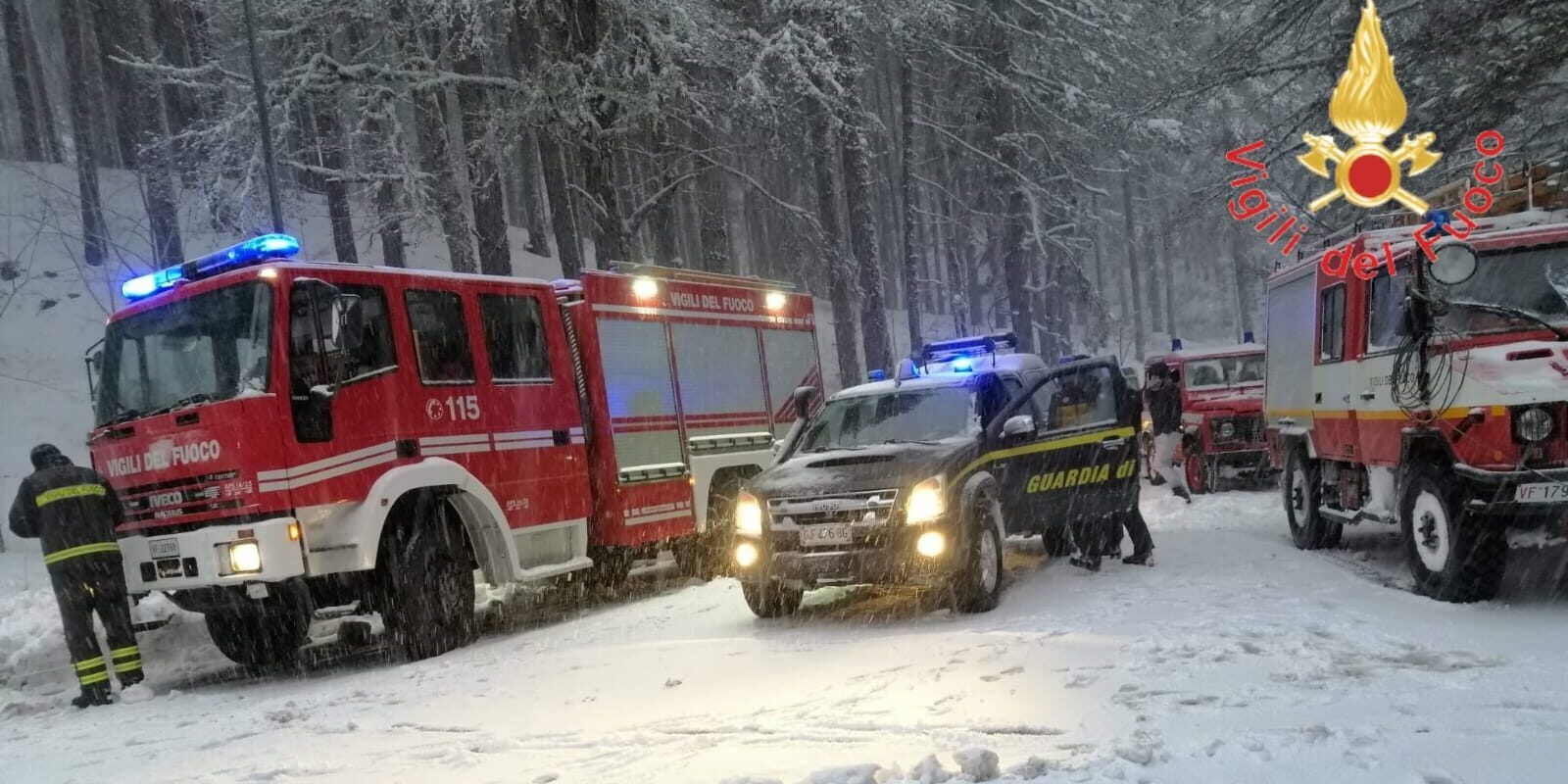 Bloccati dalle fitte nevicate, escursionisti soccorsi nella notte dai vigili del fuoco