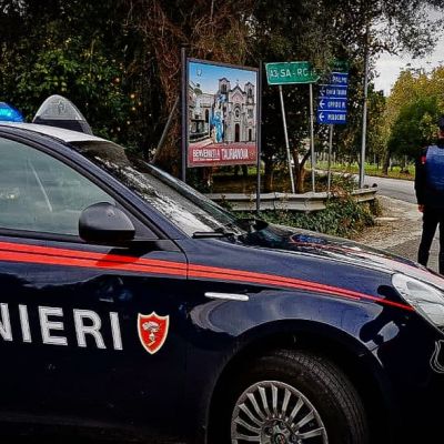 Taurianova, blitz dei carabinieri: 23 deferimenti tra alcol, droga e falsi
