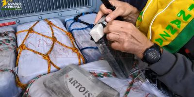 Due tonnellate di cocaina in mare, la caccia al carico perduto tra Catania e Calabria. «Cerchiamo due marinai»