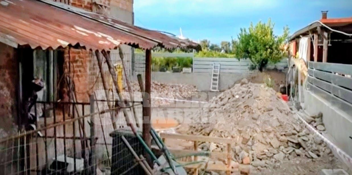 Gioia Tauro, morto il bimbo di otto anni colpito dal crollo del muro di un edificio