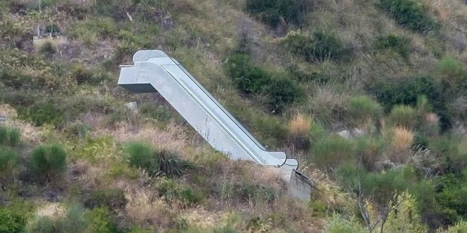 Il “ritorno” (sui social) della scala mobile sospesa nel nulla a Roseto Capo Spulico