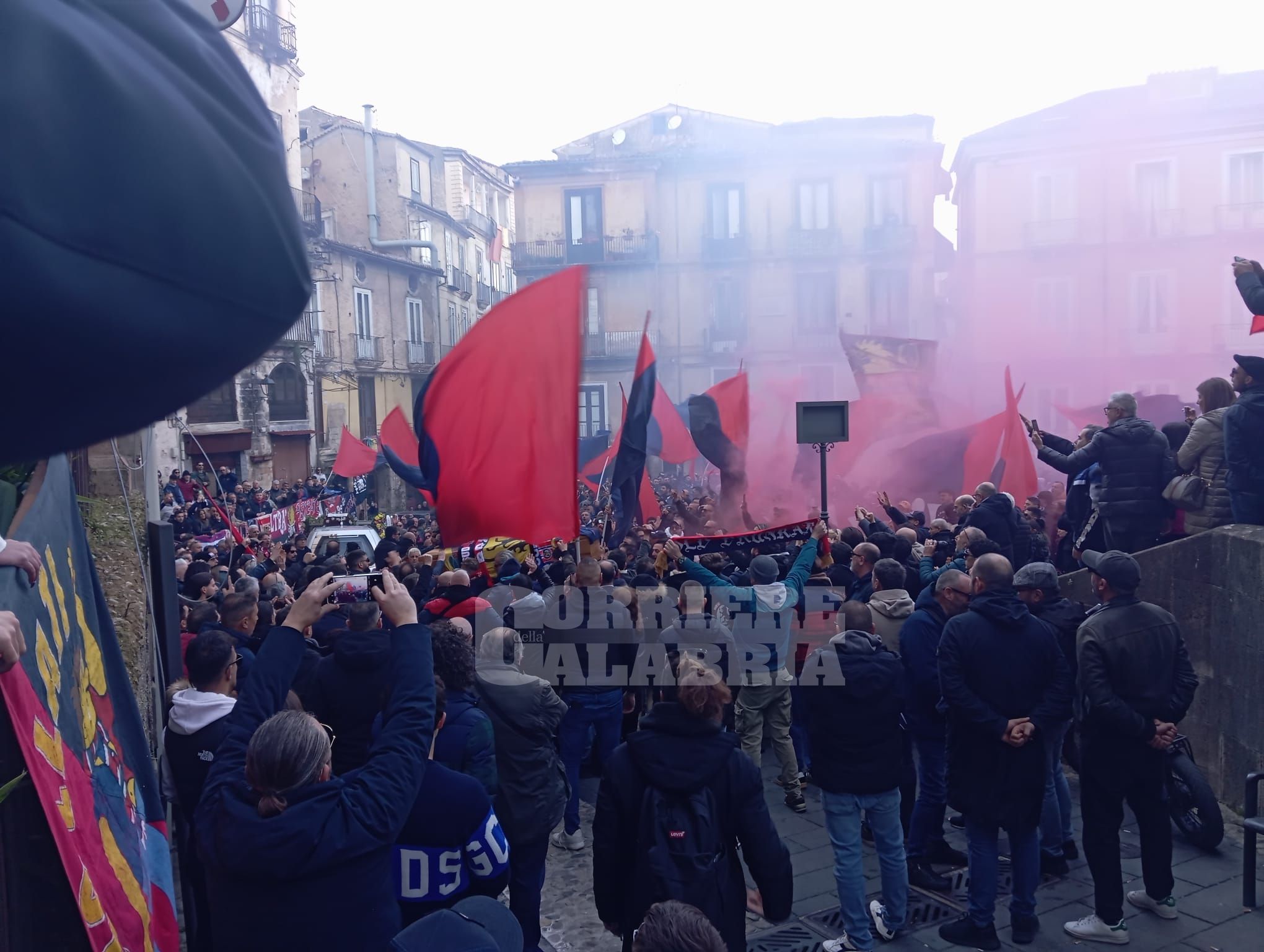 Cosenza, al Duomo l’ultimo saluto del popolo rossoblù a Salvatore Iaccino – FOTO E VIDEO