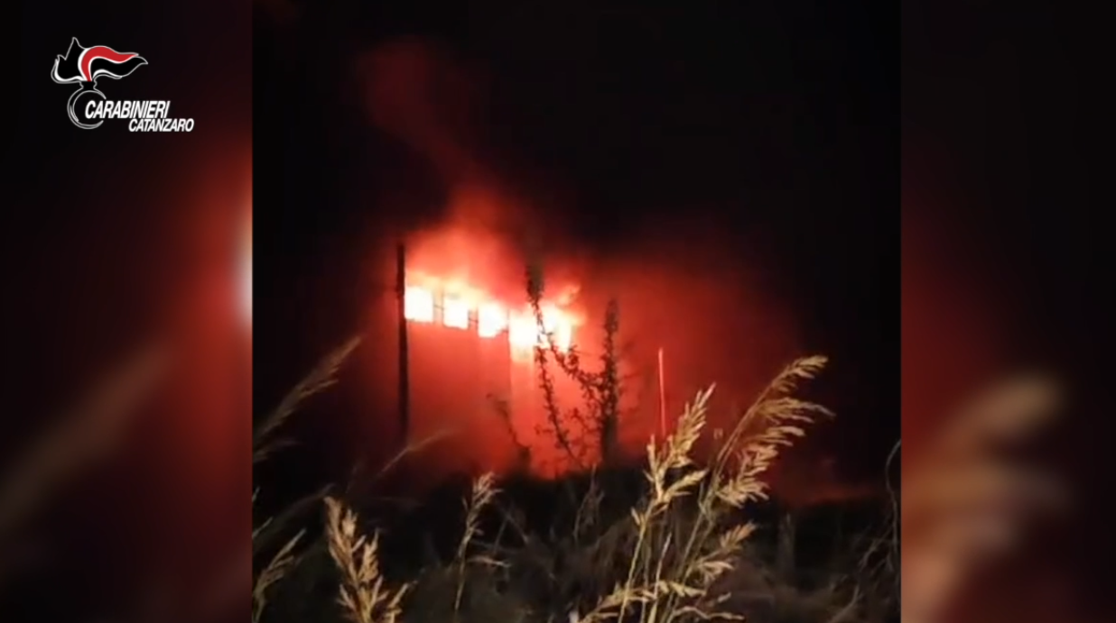 Incendiare il vecchio capannone per ripartire con la nuova casa funeraria: la truffa (fallita) di due imprenditori di Catanzaro