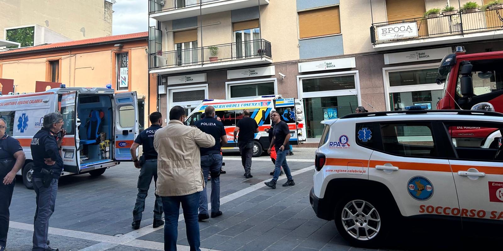 Cosenza, attimi di paura in pieno centro: incendio in un condominio – VIDEO