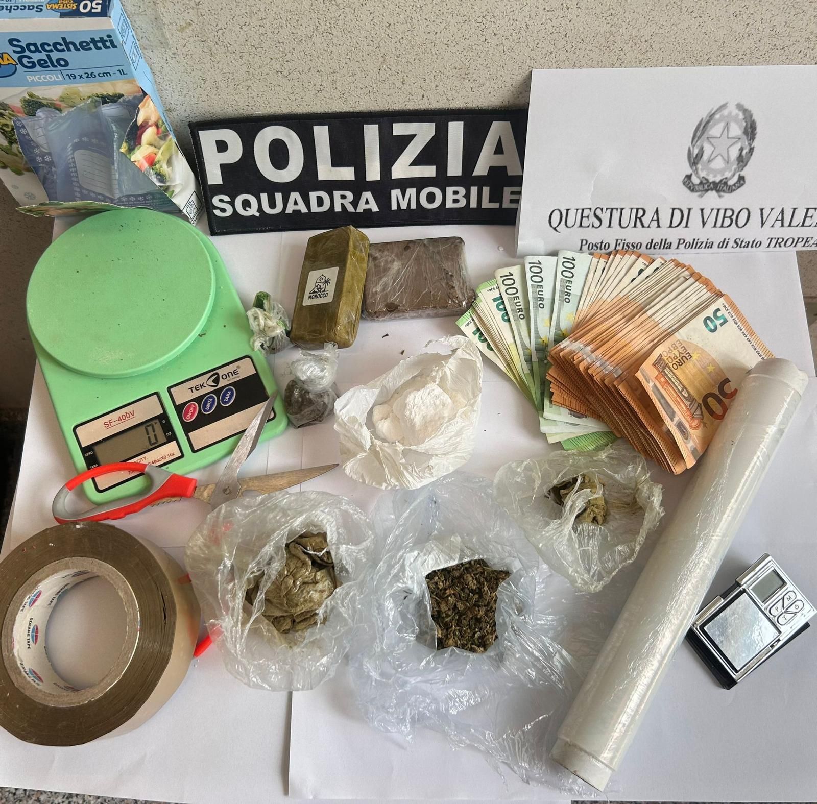 Supermarket della droga a Ricadi: cocaina, hashish e marijuana scoperte in un giardino