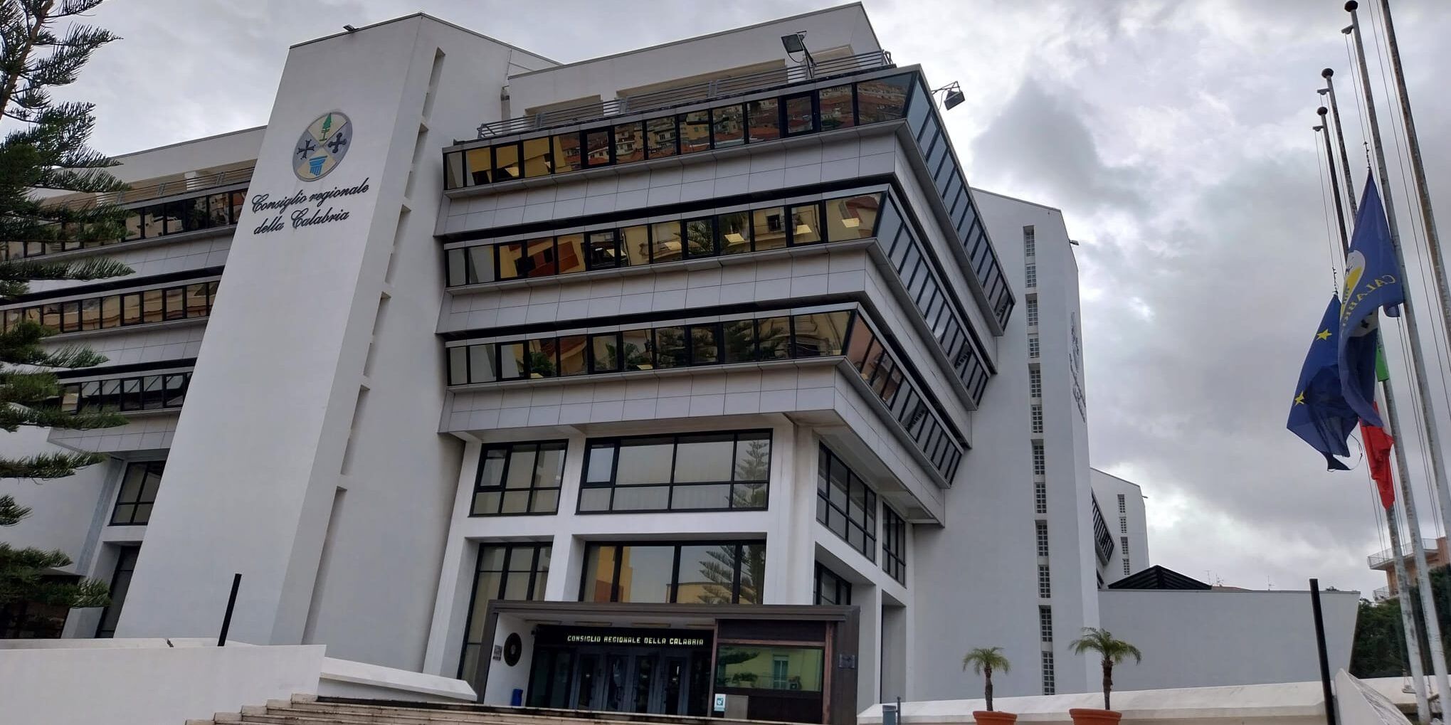 Consiglio regionale con la bandiera a mezz’asta, Mancuso: «Ue e comunità internazionale governino i flussi migratori»