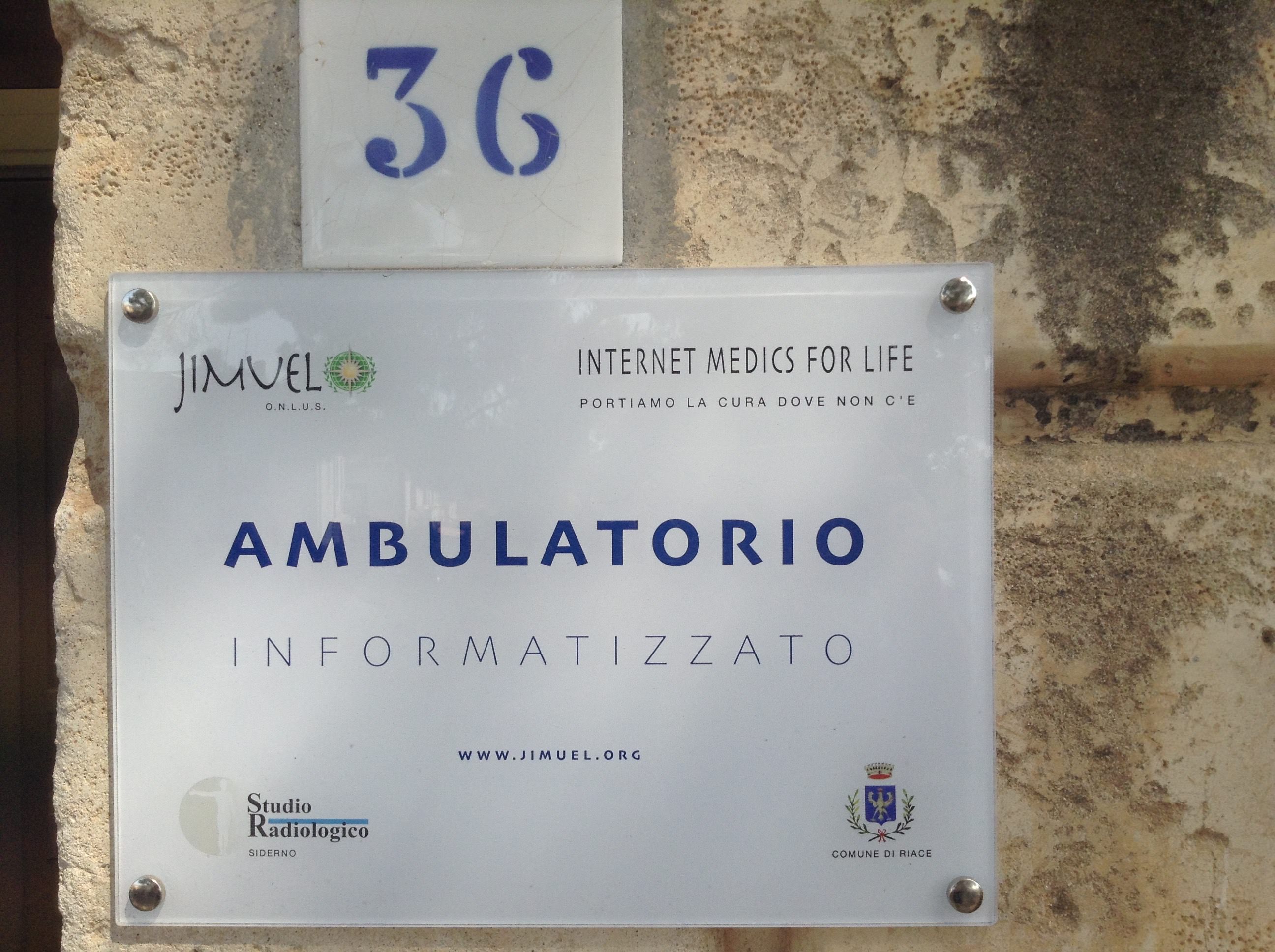 Riace, il Comune sfratta l'ambulatorio gratuito. «Ma non ci arrendiamo»