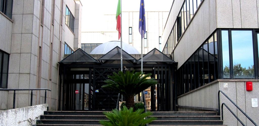 Il tribunale dei minori affida le due figlie ad una donna ritenuta vicina alla ‘ndrangheta