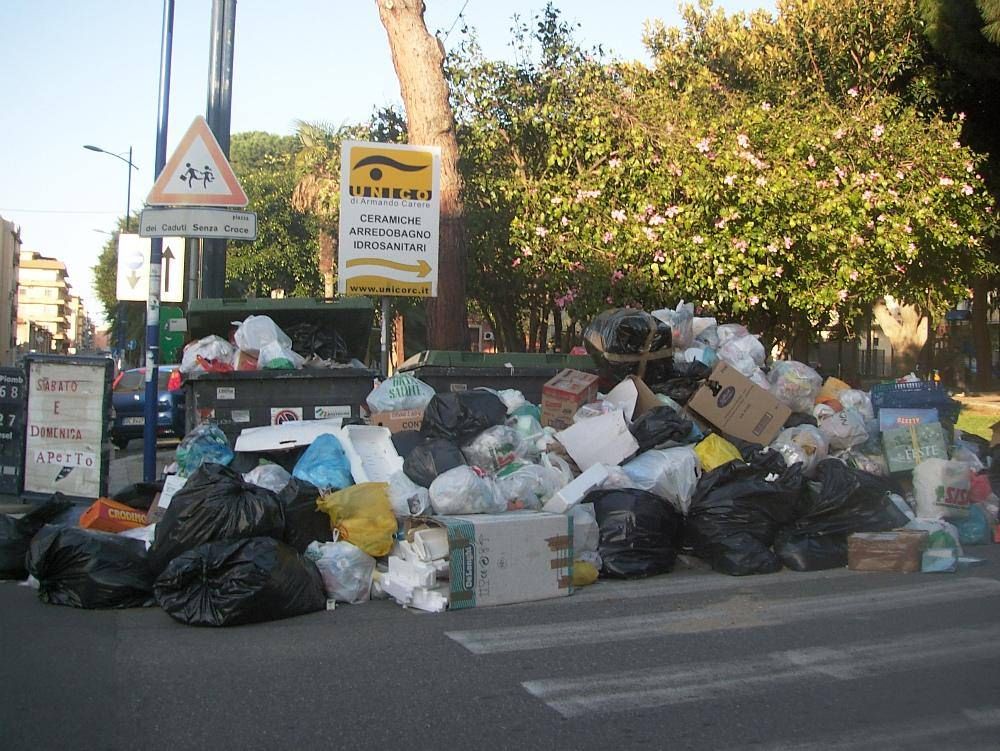 Rifiuti, la stangata della politica sui Comuni