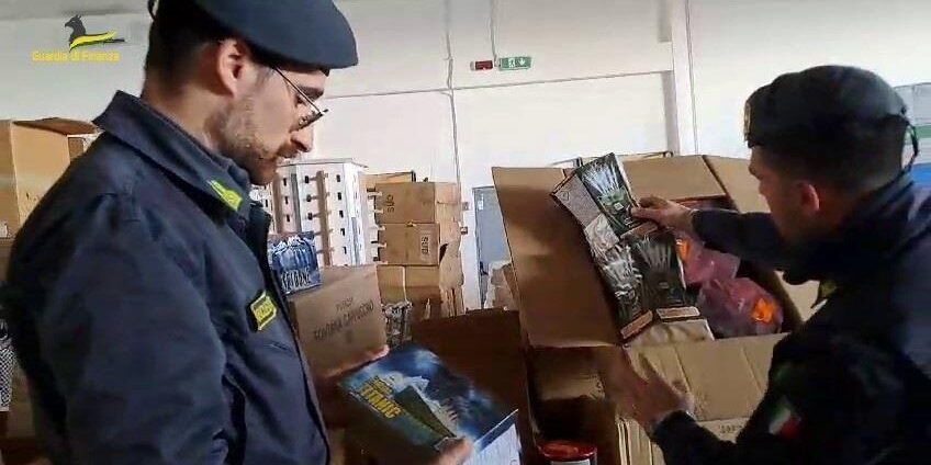 Satriano, la Guardia di Finanza sequestra 330mila fuochi d’artificio – VIDEO