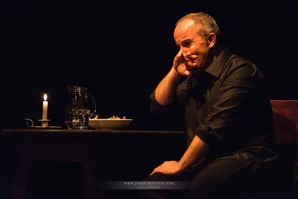 Un uomo (vestito da uomo) è la voce di Filumena Marturano