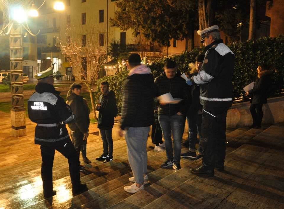 Vigili in piazza per evitare gli assembramenti. Occhiuto: «Adeguare le strutture sanitarie»