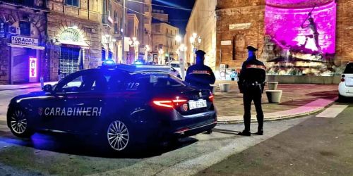 Controlli dei carabinieri nel centro storico di Catanzaro