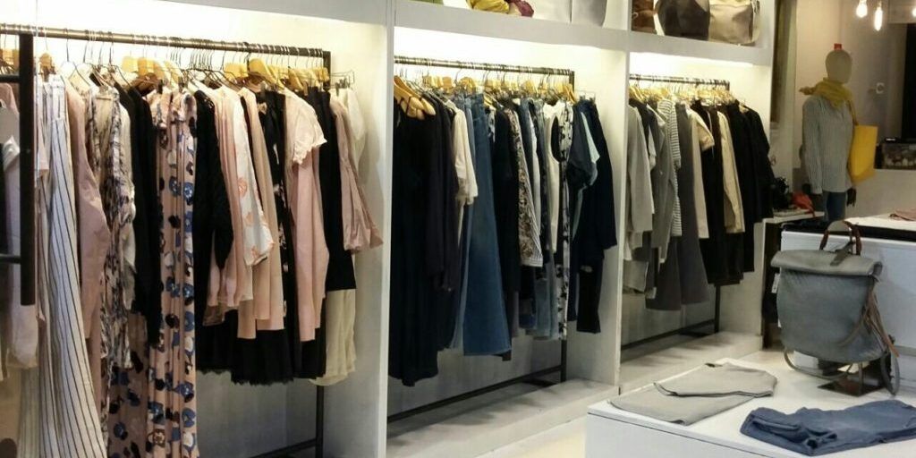 «Troppo grassa per fare la commessa». Giovane rinuncia al lavoro