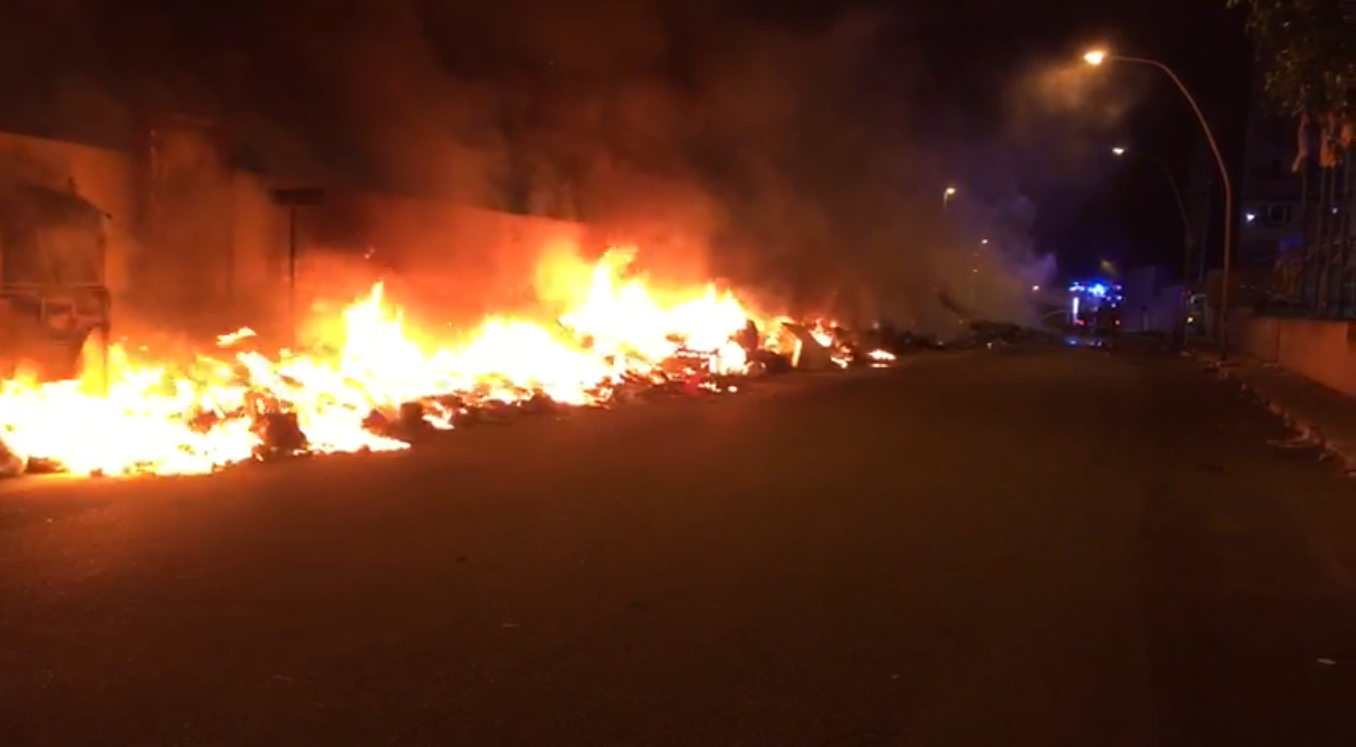 Reggio Calabria, caos rifiuti: notte di incendi e roghi per le strade della città – VIDEO