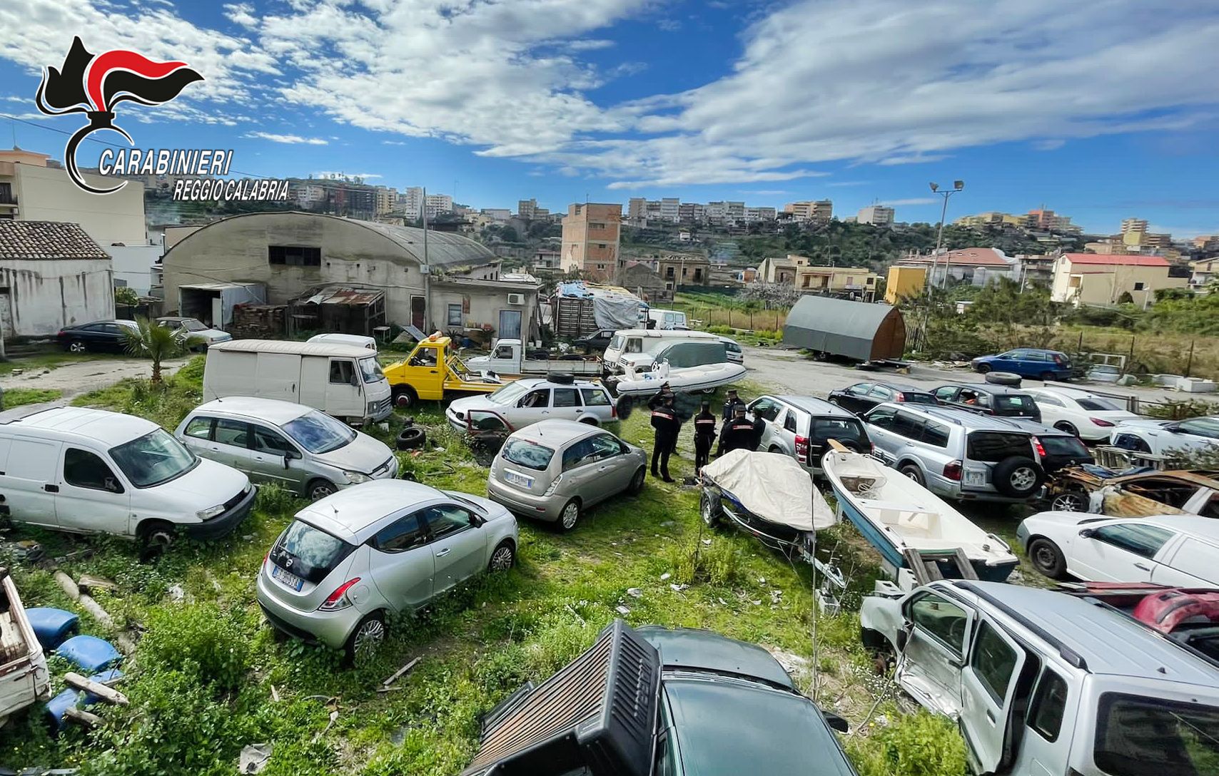 Reggio Calabria, 25 carcasse di auto abbandonate. Denunciato il titolare del deposito a San Cristoforo