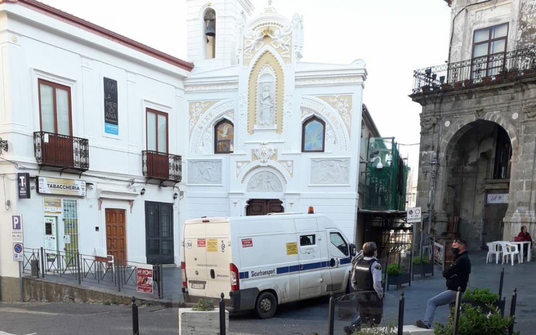 Pizzo, rapina a mano armata ai danni del dipendente delle Poste