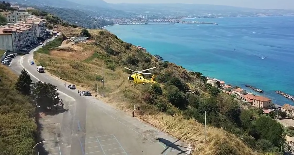 Morto l’uomo che si è lanciato da un dirupo a Pizzo davanti alla moglie e alla figlia