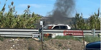 Incendio sulla Statale 106, auto in fiamme nei pressi di Bovalino – VIDEO