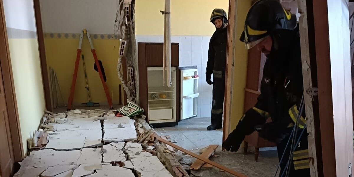 Fuga di gas in cucina, esplode abitazione a Mirto: ferite due persone