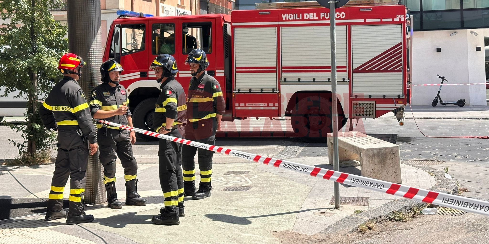 Cosenza, di nuovo un allarme bomba vicino a piazza Bilotti. Intervengono gli artificieri – FOTO
