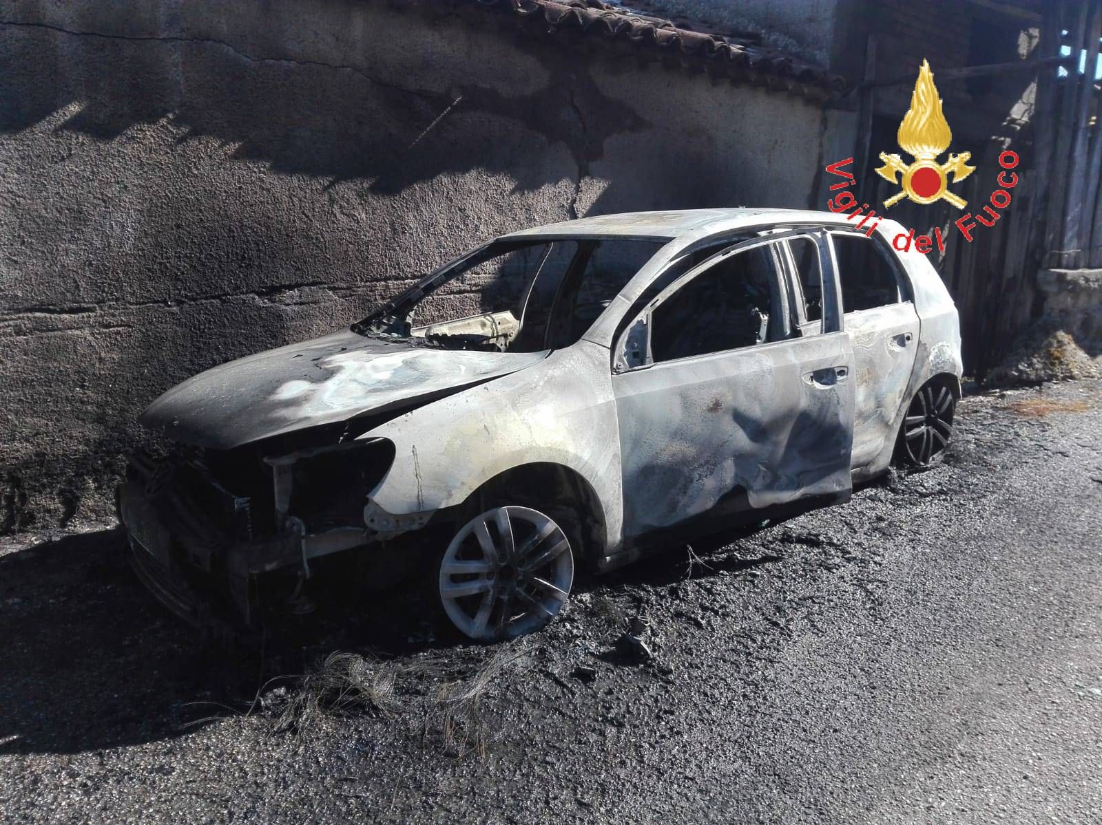 Decollatura, auto completamente distrutta da un incendio