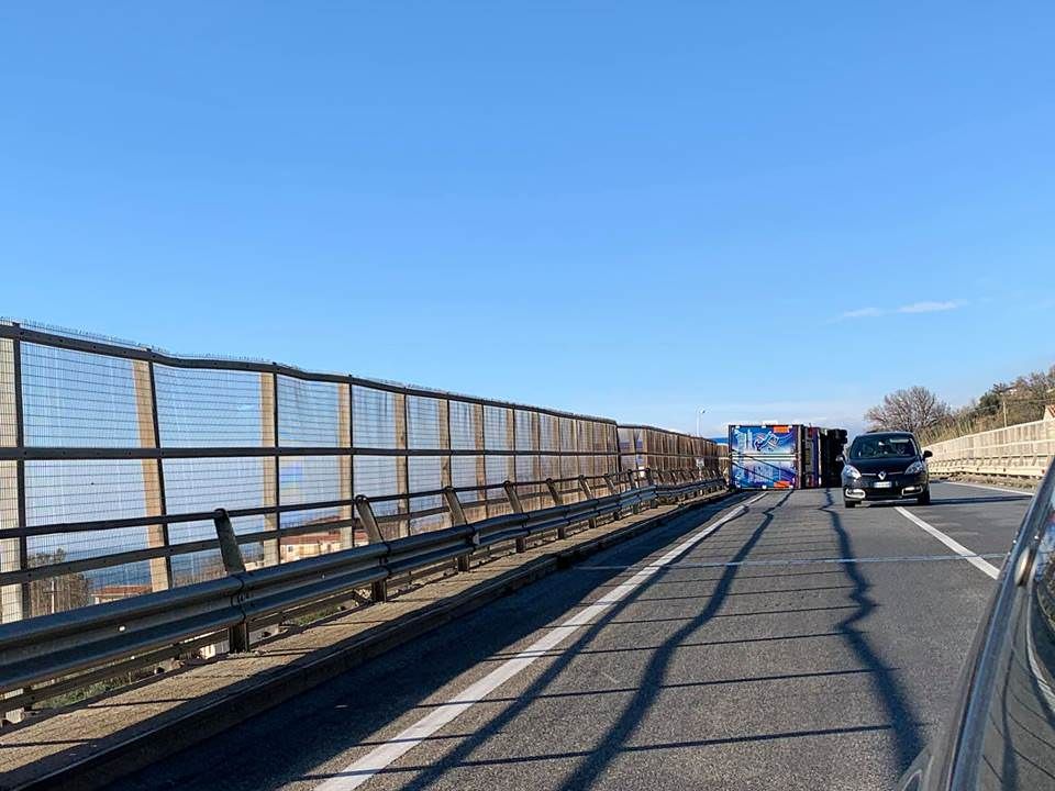 Tirreno cosentino, il vento crea disagi alla viabilità. Oggi scuole chiuse