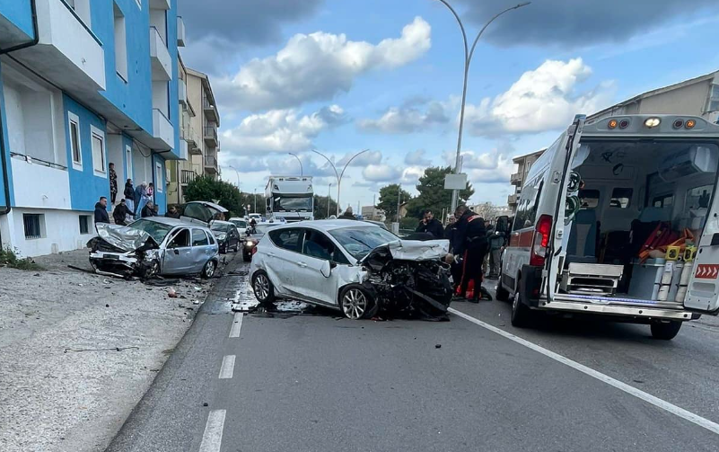 Cerca di sfuggire ai carabinieri a bordo di un’auto rubata, un morto sulla Ss 106