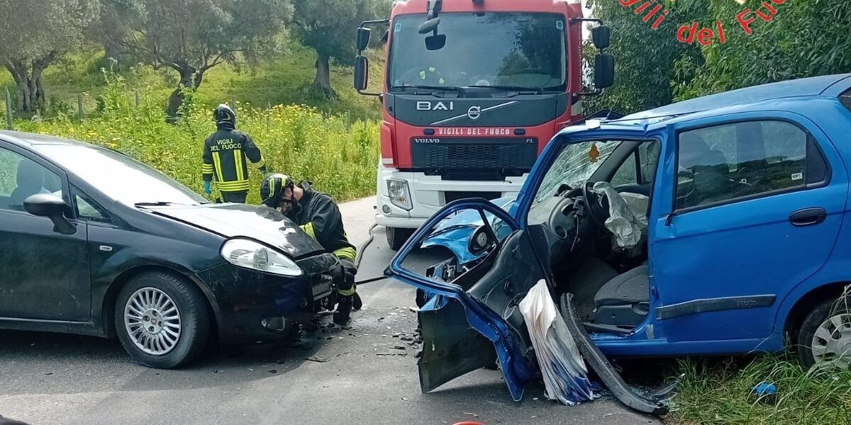 Scontro tra due auto a Carfizzi, due feriti gravi – FOTO