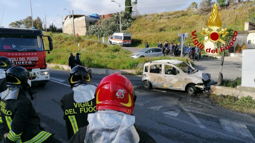 Catanzaro, si schianta con l’auto contro un muretto: morto un 22enne