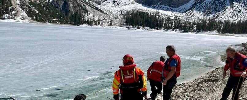 Alto Adige, cadono in 8 nel lago ghiacciato di Braies: grave un bimbo