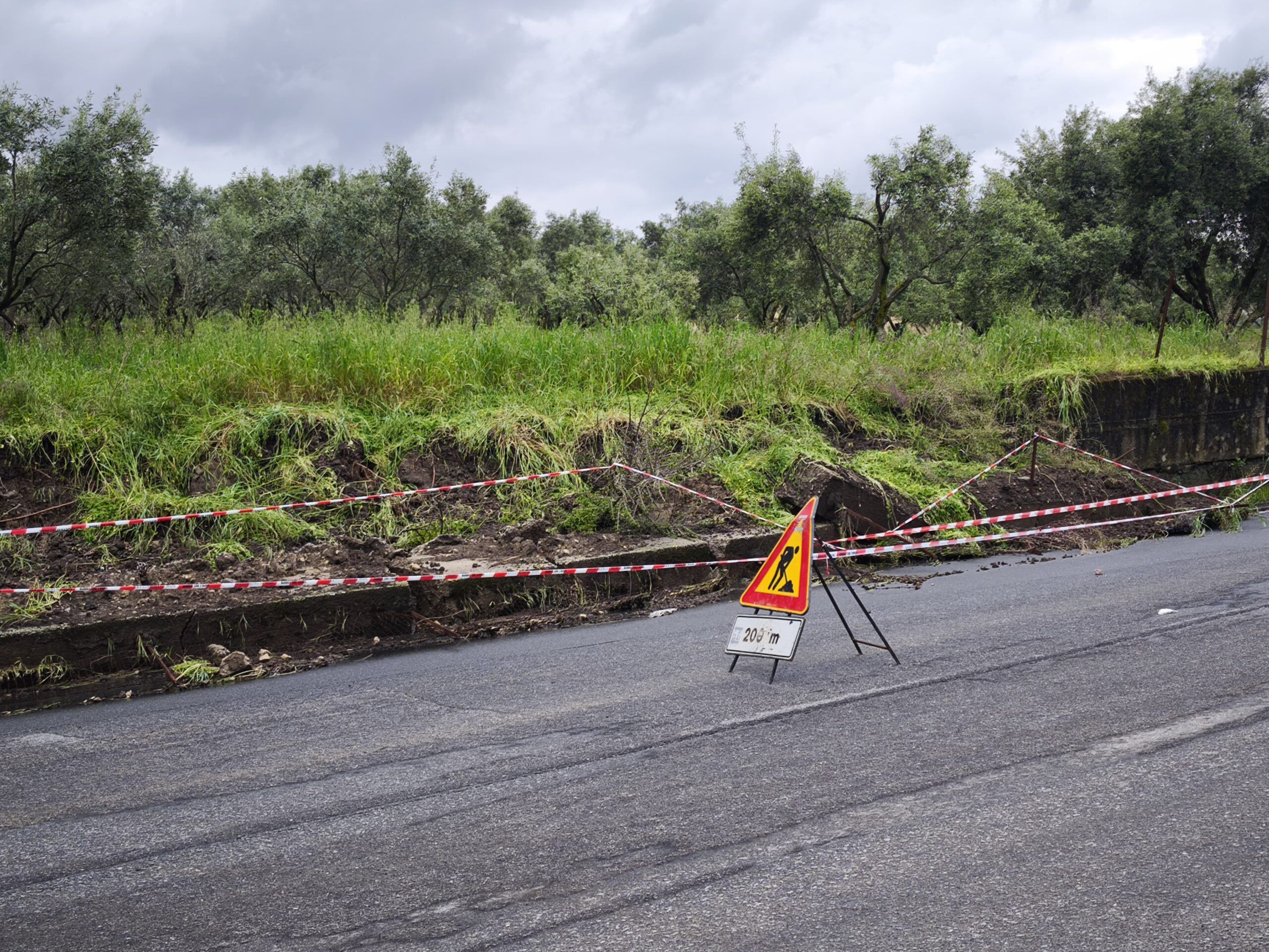 Maltempo a Vibo, danni contenuti ma restano i pericoli e l’emergenza viabilità – FOTO