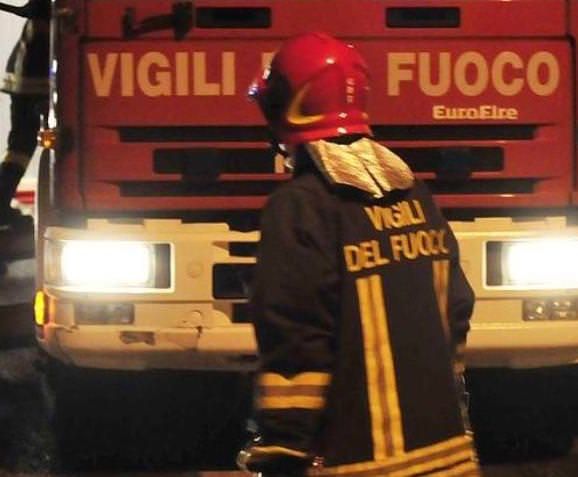 Anziano "a passeggio" sui binari, soccorso dai vigili del fuoco