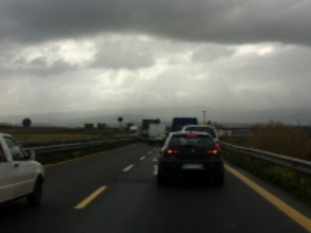 Tir si ribalta, chiusa la statale 18