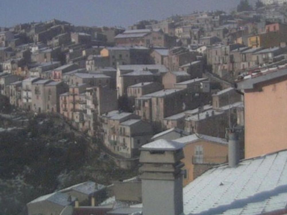 Neve sulla A3 a Morano, cime imbiancate in Sila