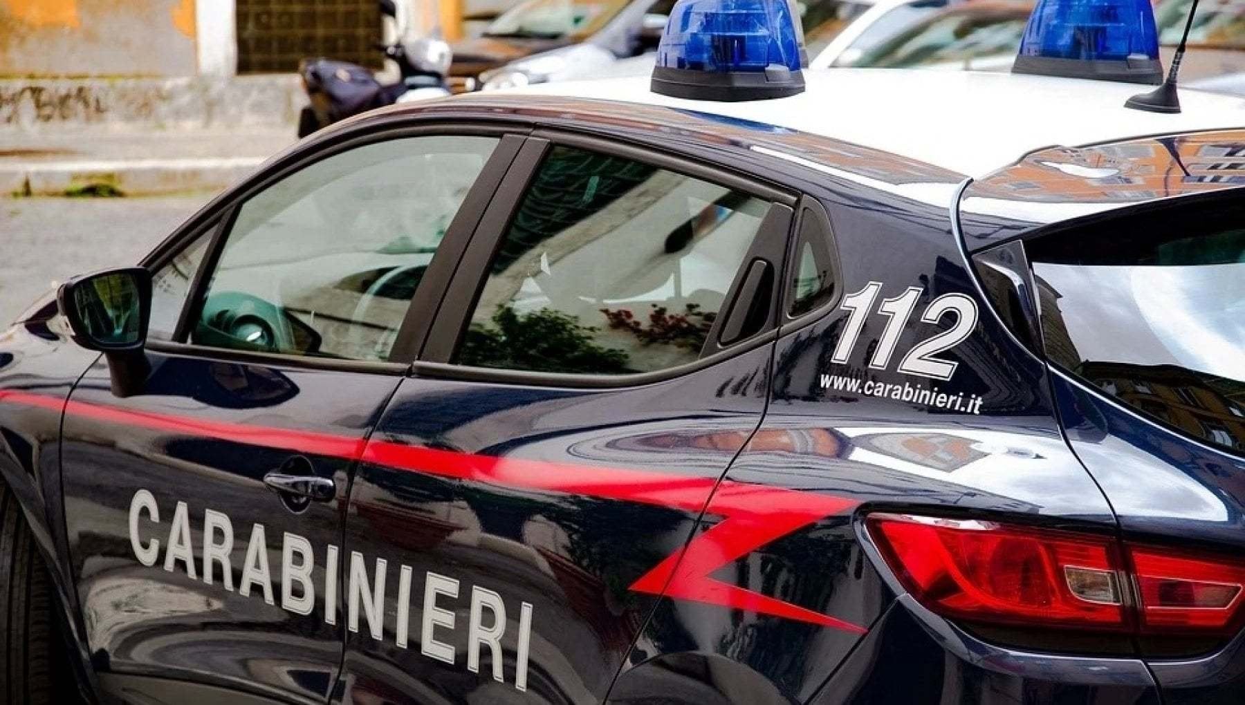 Sfondano la porta del bagno e salvano 17enne, aveva tentato il suicidio