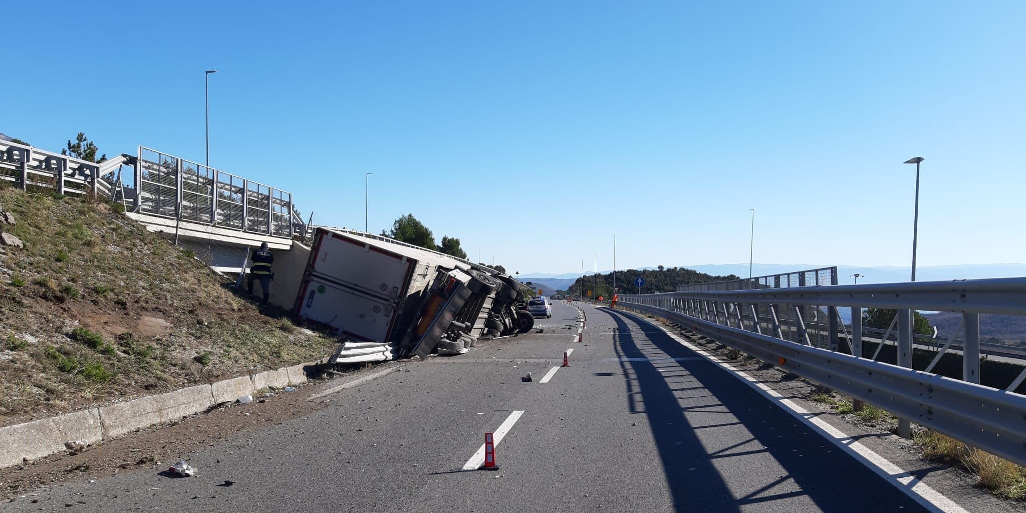 Mezzo pesante si ribalta in autostrada a Morano, muore il conducente