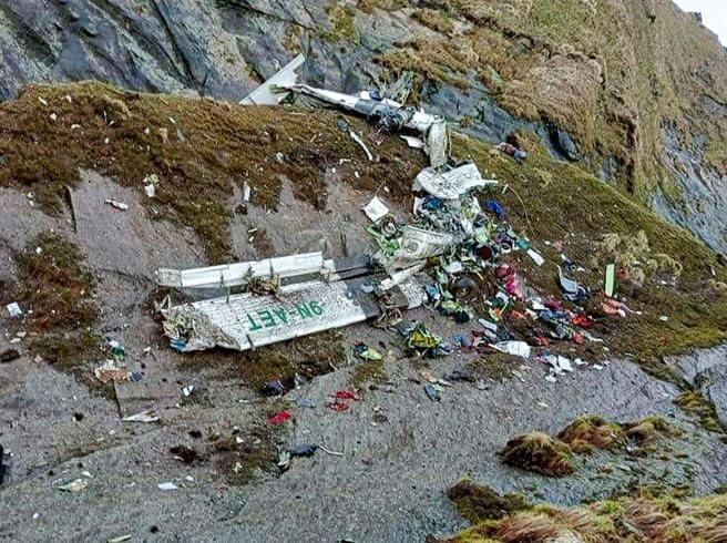 Nepal, aereo con 72 persone a bordo si schianta dopo il decollo